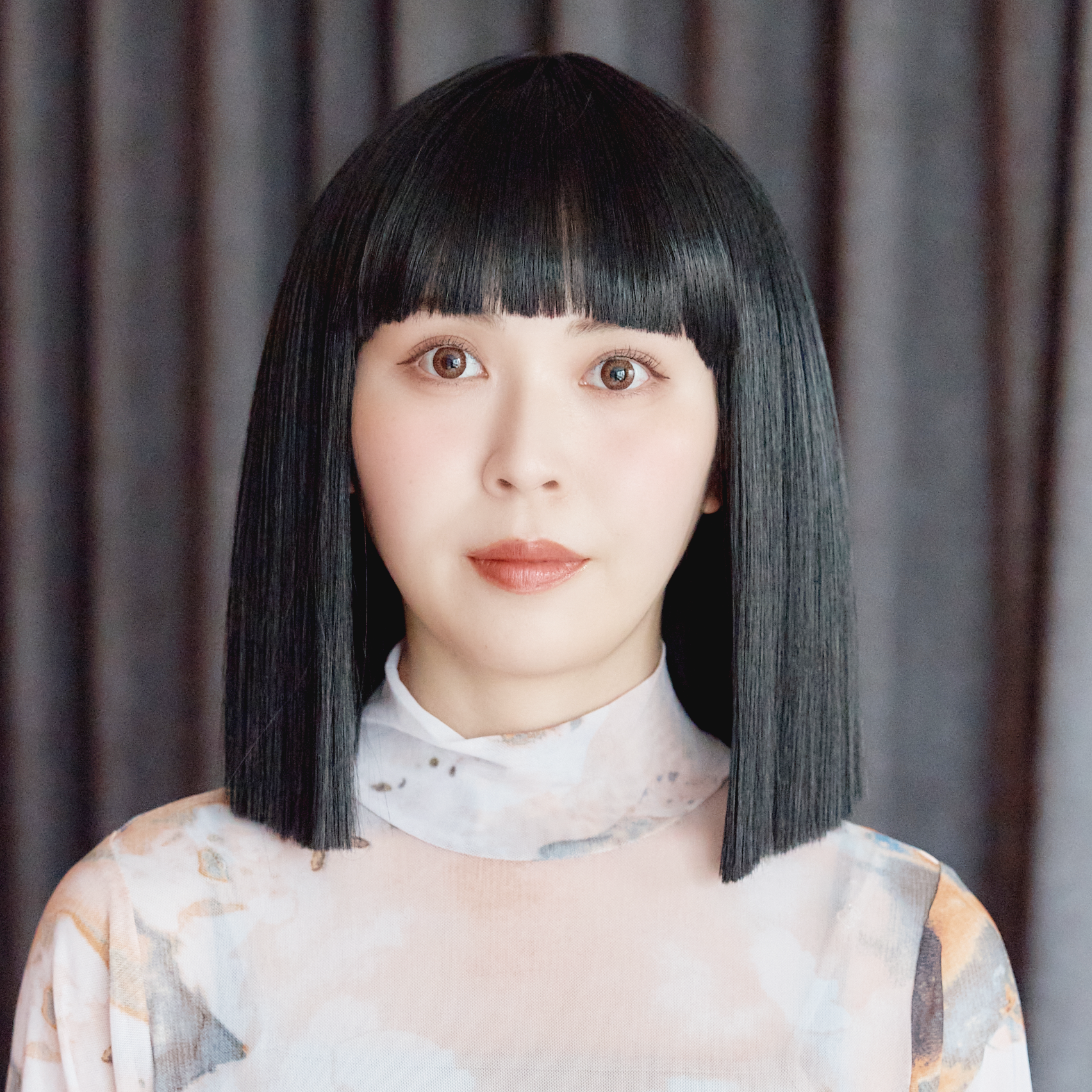 ぱっつん前髪切りっぱなしボブ