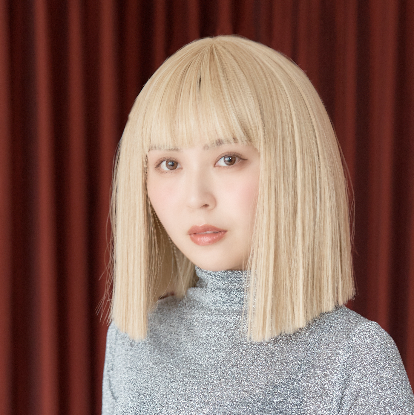 ぱっつん前髪切りっぱなしボブ